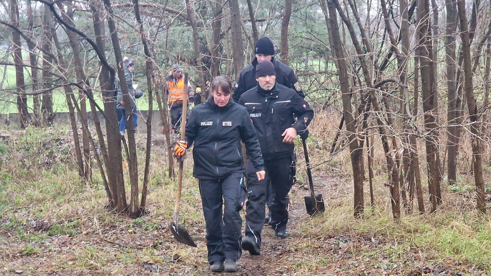 Stendal: Polizisten suchen im Dezember 2023 nach Spuren im Fall Inga.