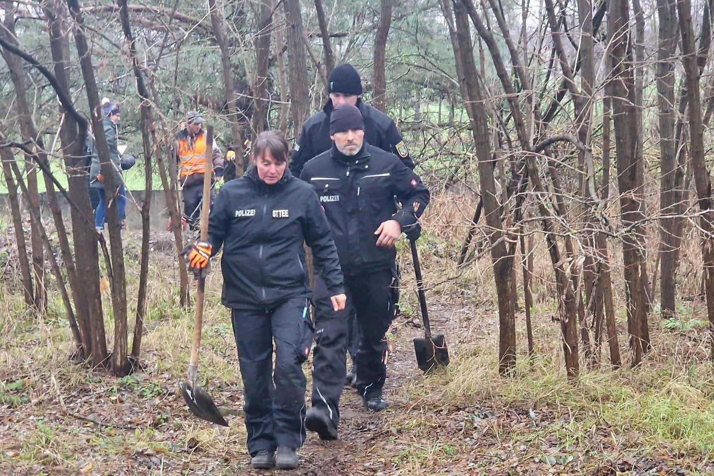 Stendal: Polizisten suchen im Dezember 2023 nach Spuren im Fall Inga.