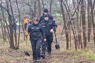 Stendal: Polizisten suchen im Dezember 2023 nach Spuren im Fall Inga.