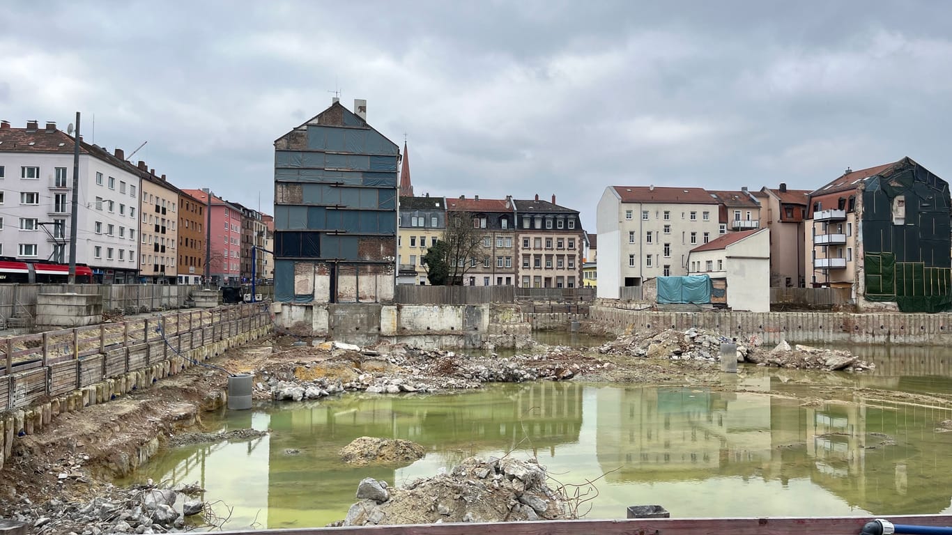 Die Baustelle am Aufseßplatz: Manche Passanten scheinen kaum noch Hoffnung zu haben, dass das Projekt zeitnah zum Abschluss kommt.