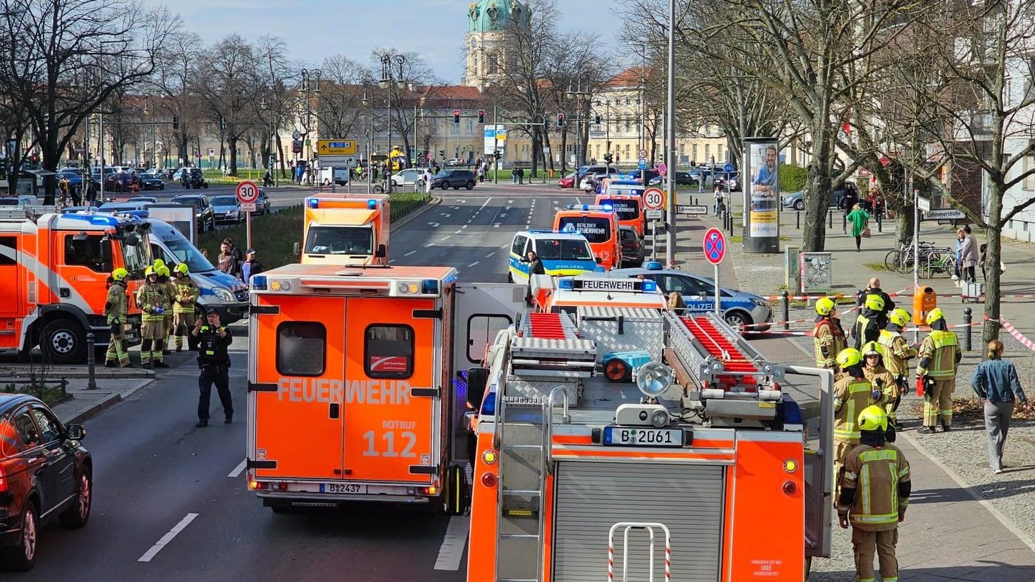 Berlin-Charlottenburg: Hier kam es am Freitag zu einem schlimmen Unfall mit zwei Schwerverletzten. Berlin-Charlottenburg: Hier kam es am Freitag zu einem schlimmen Unfall mit zwei Schwerverletzten.