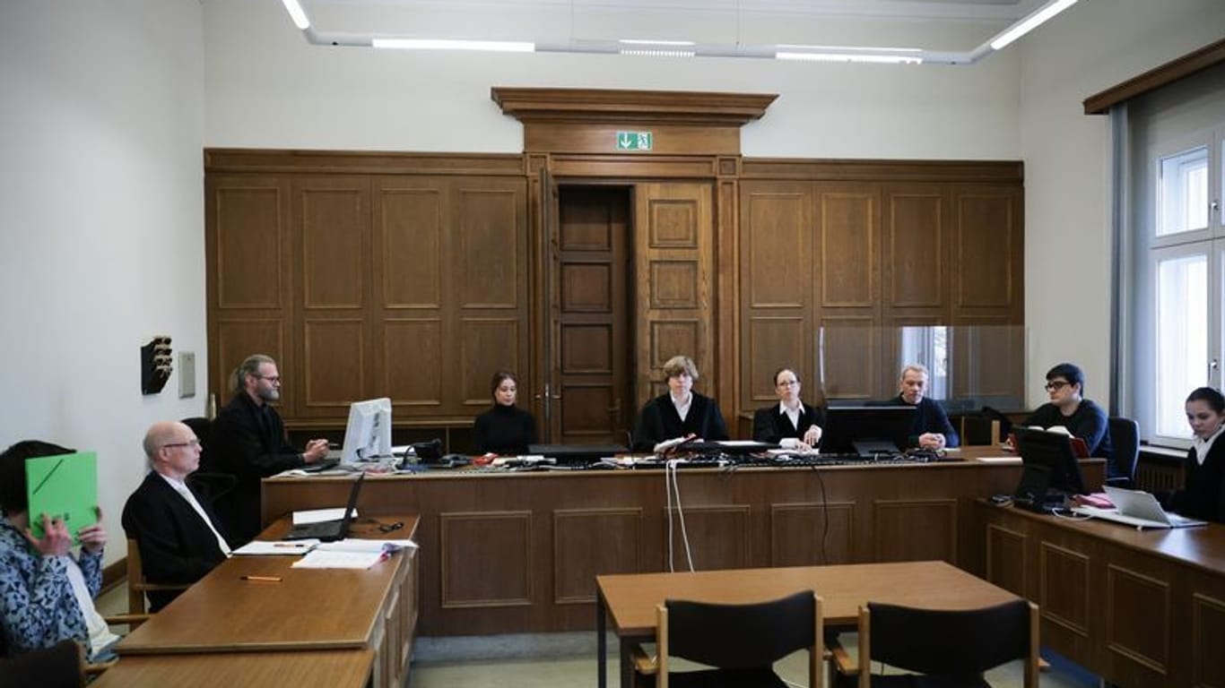 Die Prozessbeteiligten sitzen im Gerichtssaal.