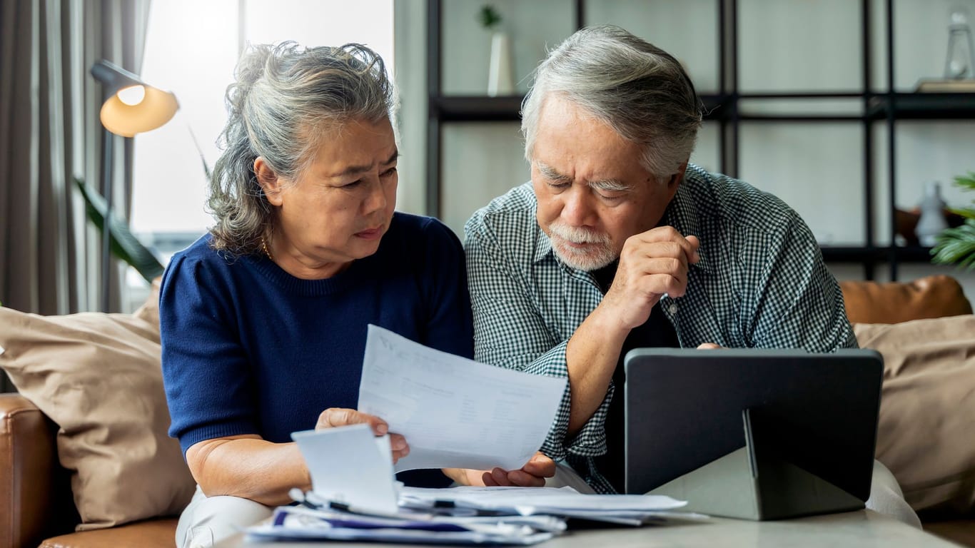 Rentnerpaar sichtet Dokumente: Renten sind in der Krankenversicherung beitragspflichtig – gilt das auch für Bezüge aus dem Ausland?