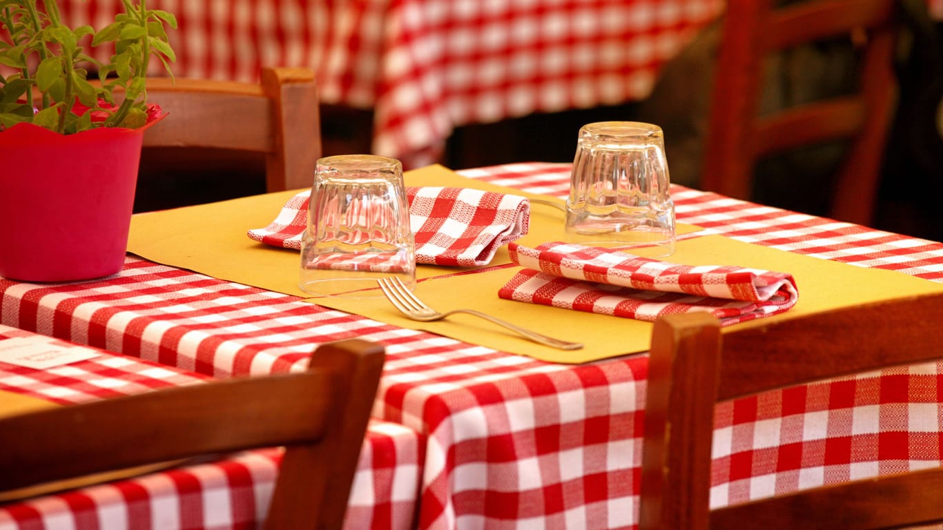 Tisch in einem italienischen Restaurant (Archivbild): Wegen seiner Reaktion auf eine Google-Bewertung steht ein Wirt in Linz vor Gericht.