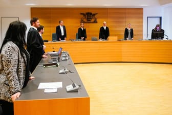 Jochen Herkle (3.v.l.), Vorsitzender Richter, kommt in den Verhandlungssaal des Landgerichts: Die Angeklagte erschien zu Prozessbeginn nicht.