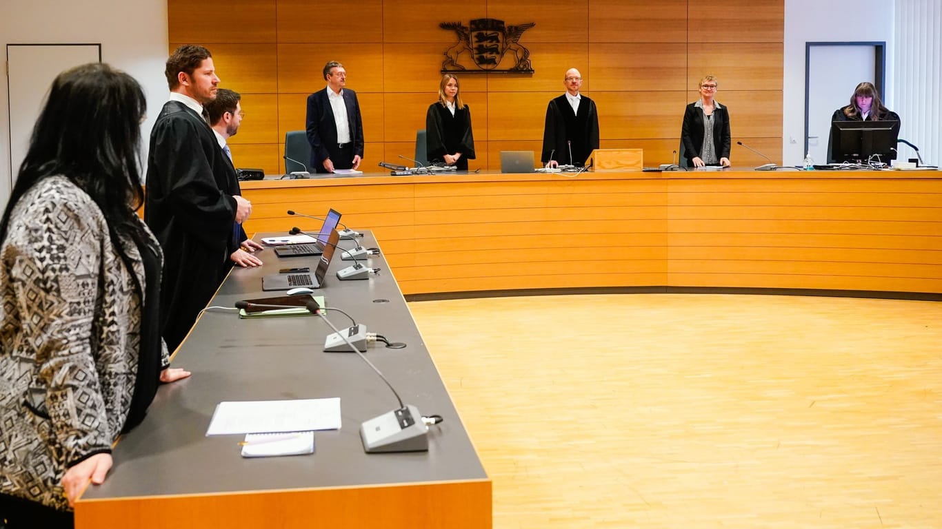 Jochen Herkle (3.v.l.), Vorsitzender Richter, kommt in den Verhandlungssaal des Landgerichts: Die Angeklagte erschien zu Prozessbeginn nicht.