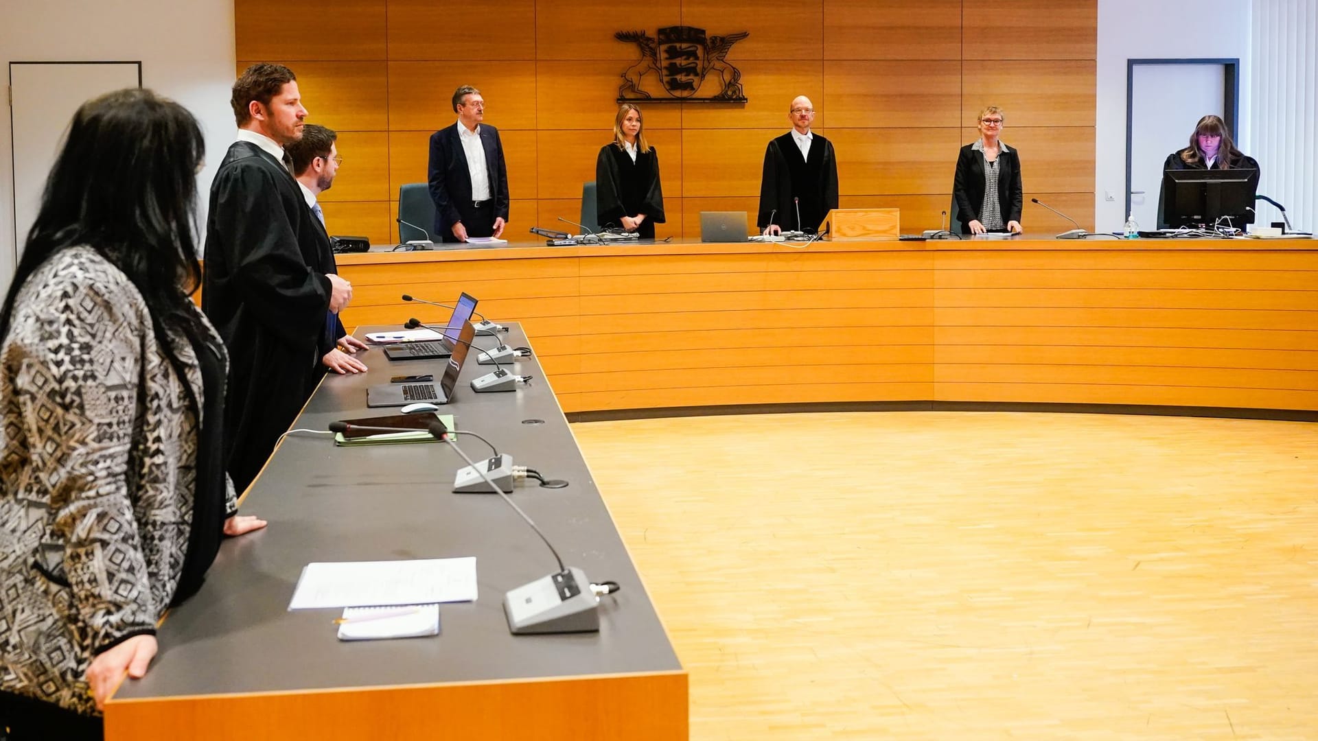 Jochen Herkle (3.v.l.), Vorsitzender Richter, kommt in den Verhandlungssaal des Landgerichts: Die Angeklagte erschien zu Prozessbeginn nicht. Jochen Herkle (3.v.l.), Vorsitzender Richter, kommt in den Verhandlungssaal des Landgerichts: Die Angeklagte erschien zu Prozessbeginn nicht.