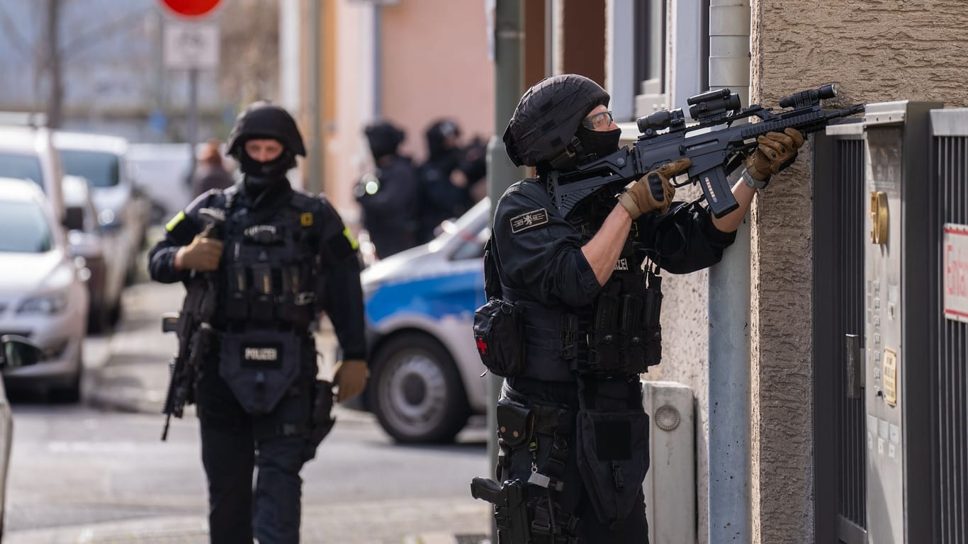Großeinsatz in Frankfurt-Höchst: Auch schwer bewaffnete Spezialeinsatzkräfte der Polizei waren vor Ort.