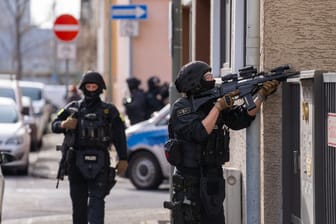 Großeinsatz in Frankfurt-Höchst: Auch schwer bewaffnete Spezialeinsatzkräfte der Polizei waren vor Ort.