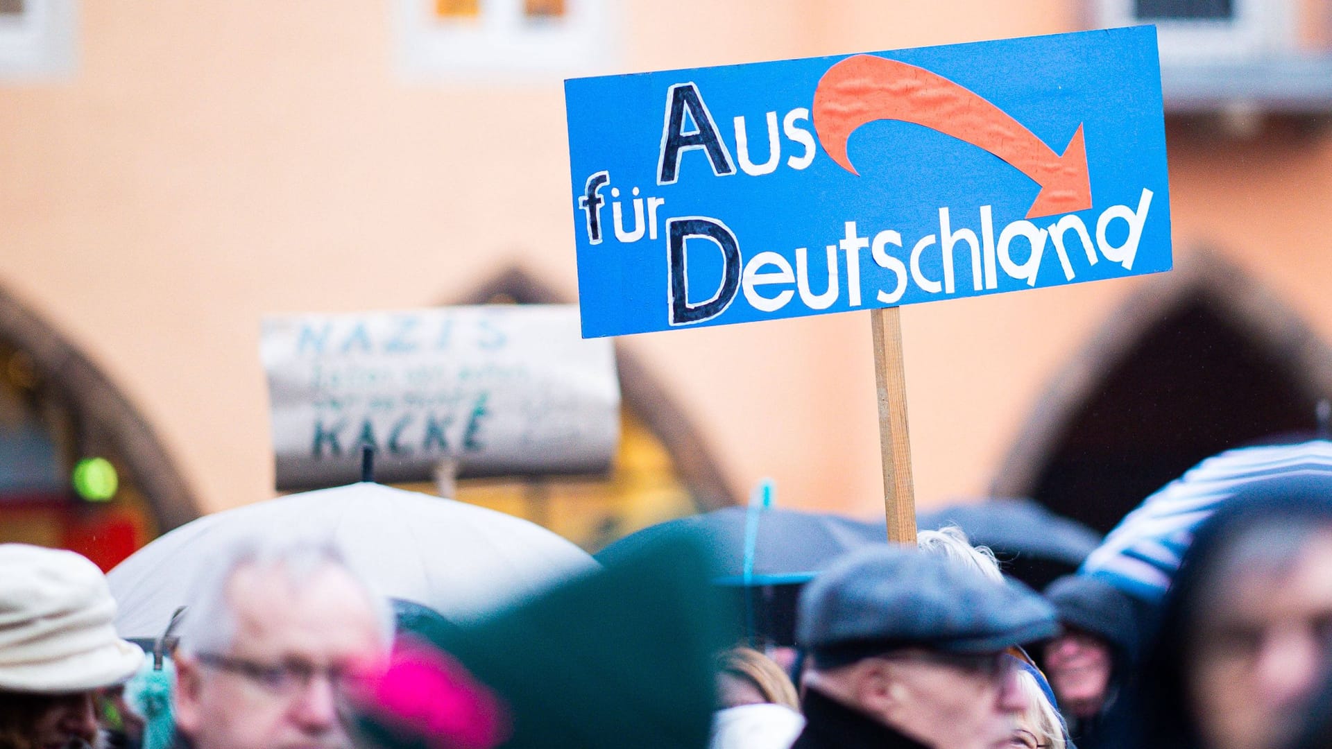 Ein Schild bei einer Demo gegen die AfD: Vielorts regt sich Protest gegen die Partei. Doch wo sind die Grenzen beider Arbeit?