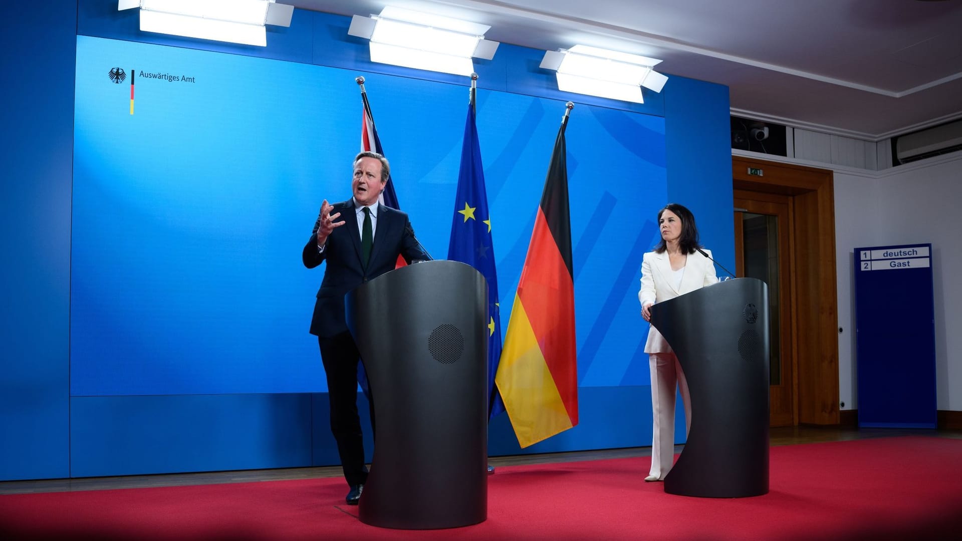 David Cameron und Annalena Baerbock David Cameron und Annalena Baerbock