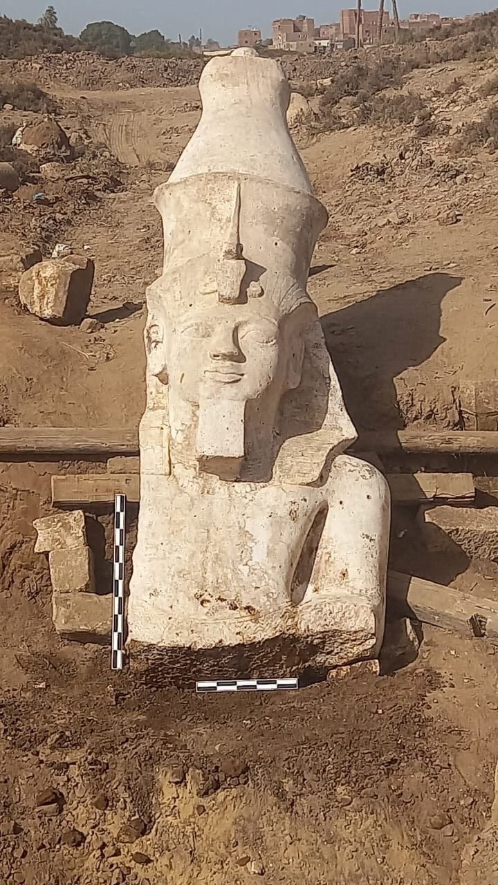 Teil der Kalksteinstatue von Ramses II., die von einer ägyptisch-amerikanischen archäologischen Mission in El Ashmunein, südlich der ägyptischen Stadt Minya, ausgegraben wurde.