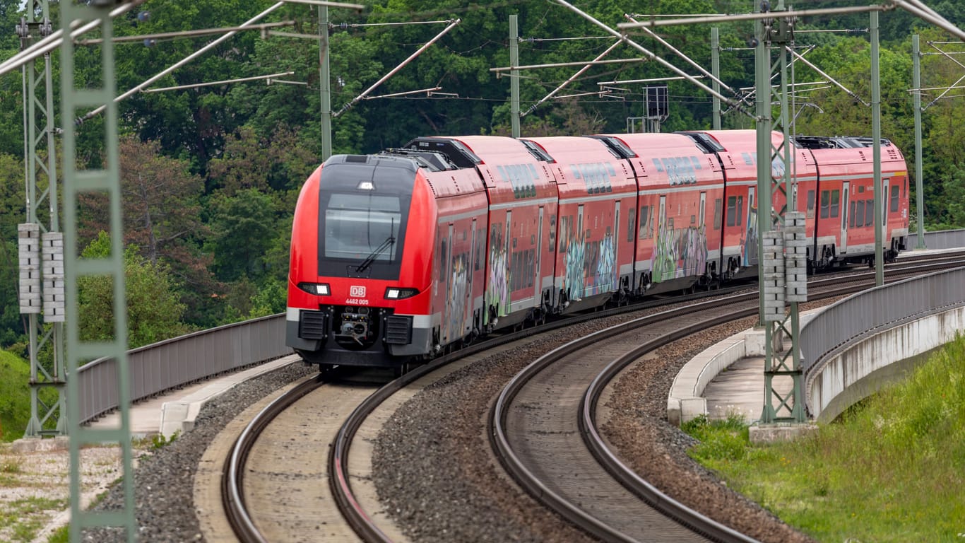 Regionalbahn (Symbolfoto): Damit können Hamburger Studenten bald deutschlandweit fahren – ohne zusätzliche Kosten.