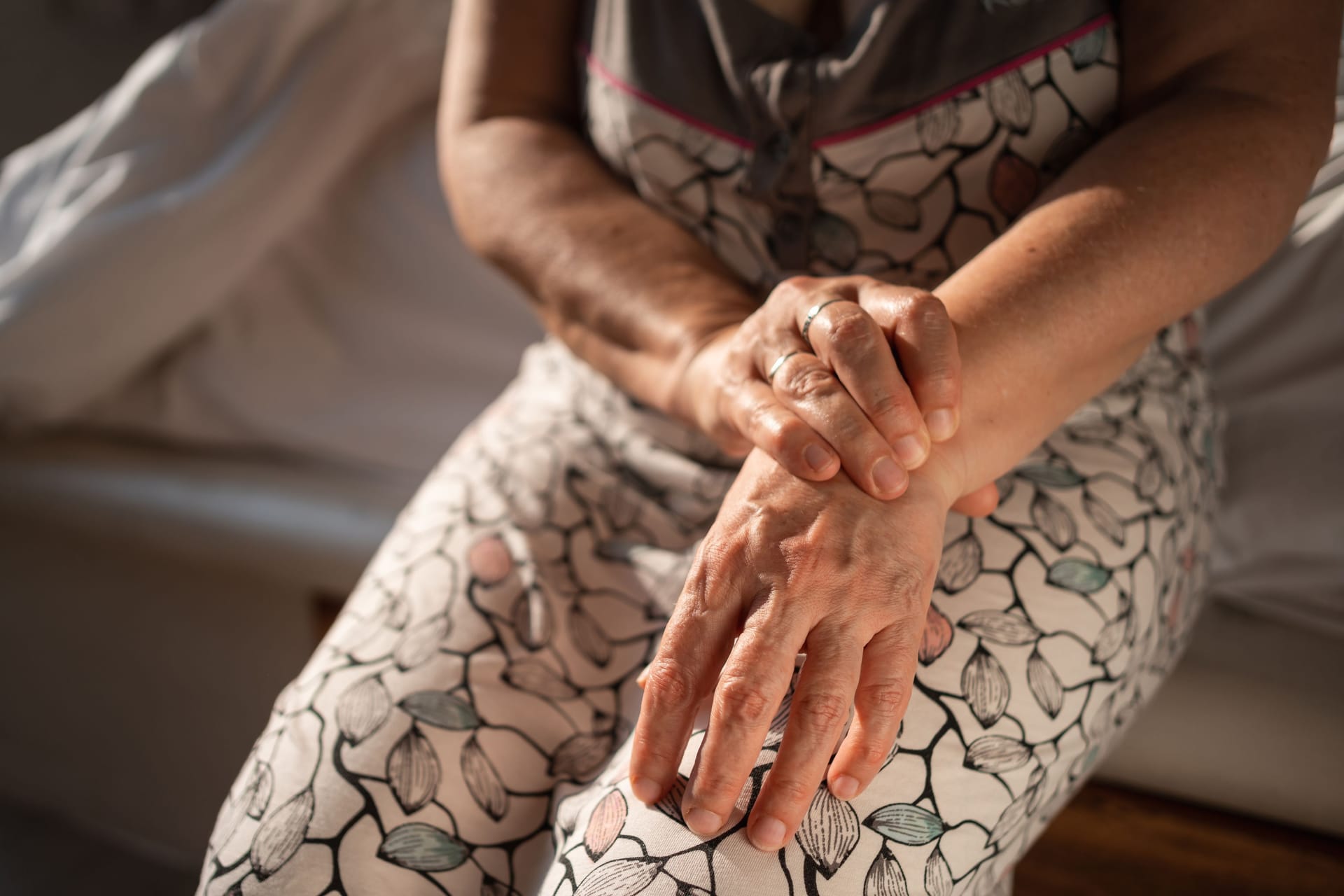 Ungewöhnliches Symptom: Ein neurologisches Leiden bewirkt, dass sich eine Hand nicht mehr willentlich steuern lässt.