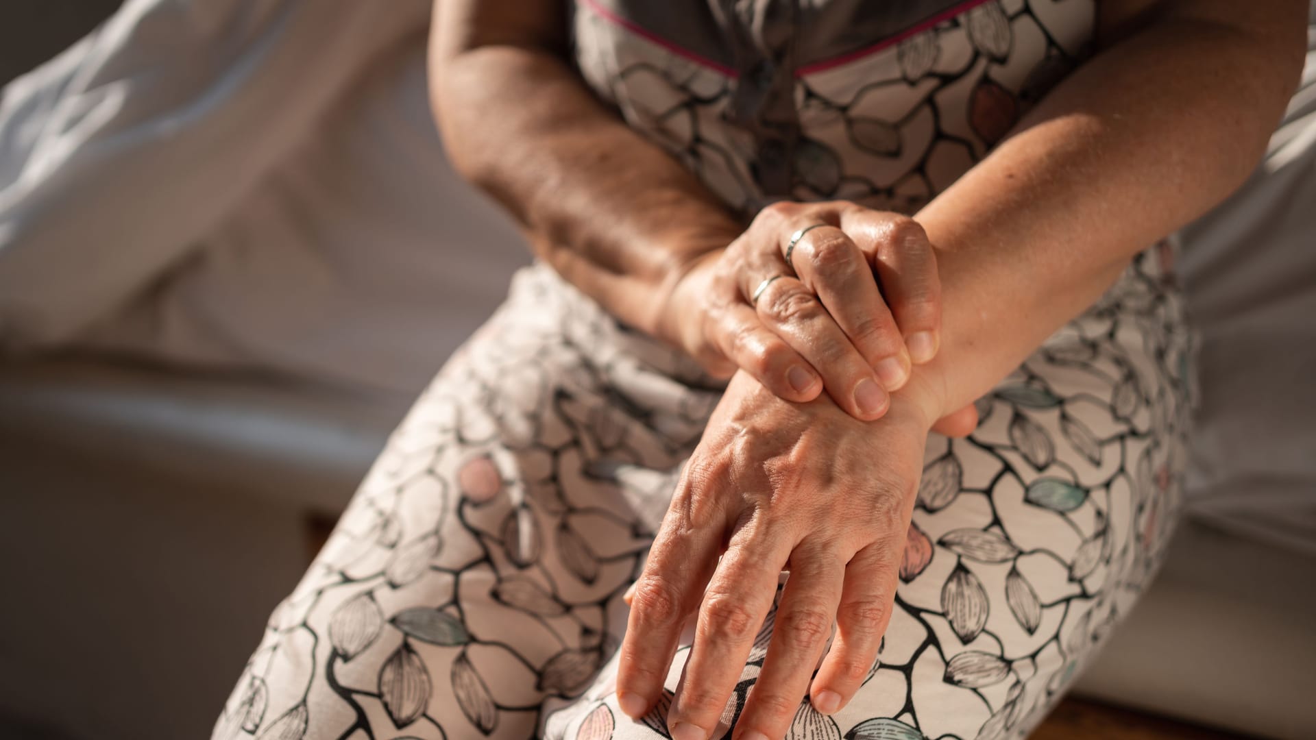 Ungewöhnliches Symptom: Ein neurologisches Leiden bewirkt, dass sich eine Hand nicht mehr willentlich steuern lässt.