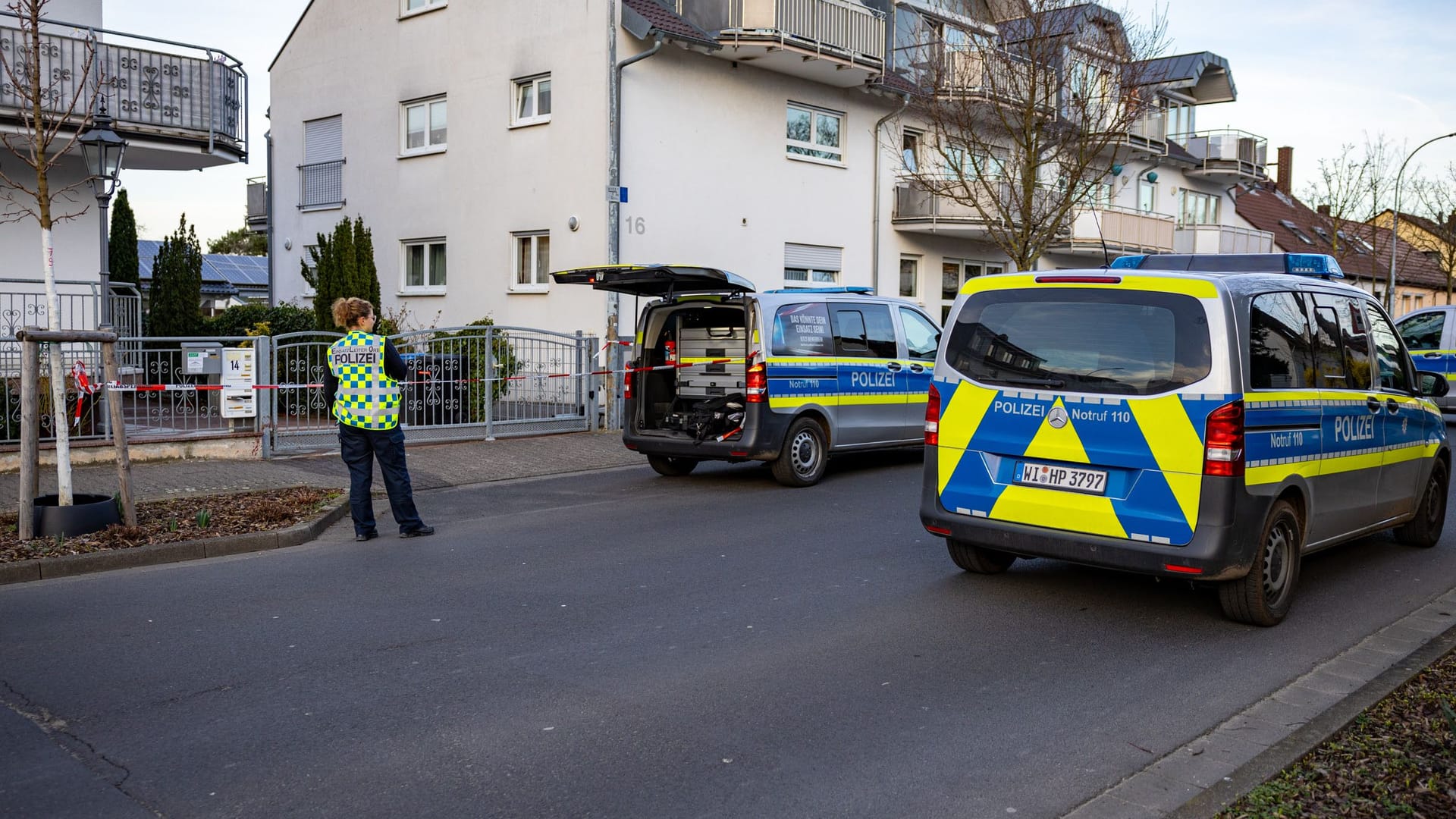 Ermittler am Tatort: Der Verdächtige floh nach den Messerstichen.