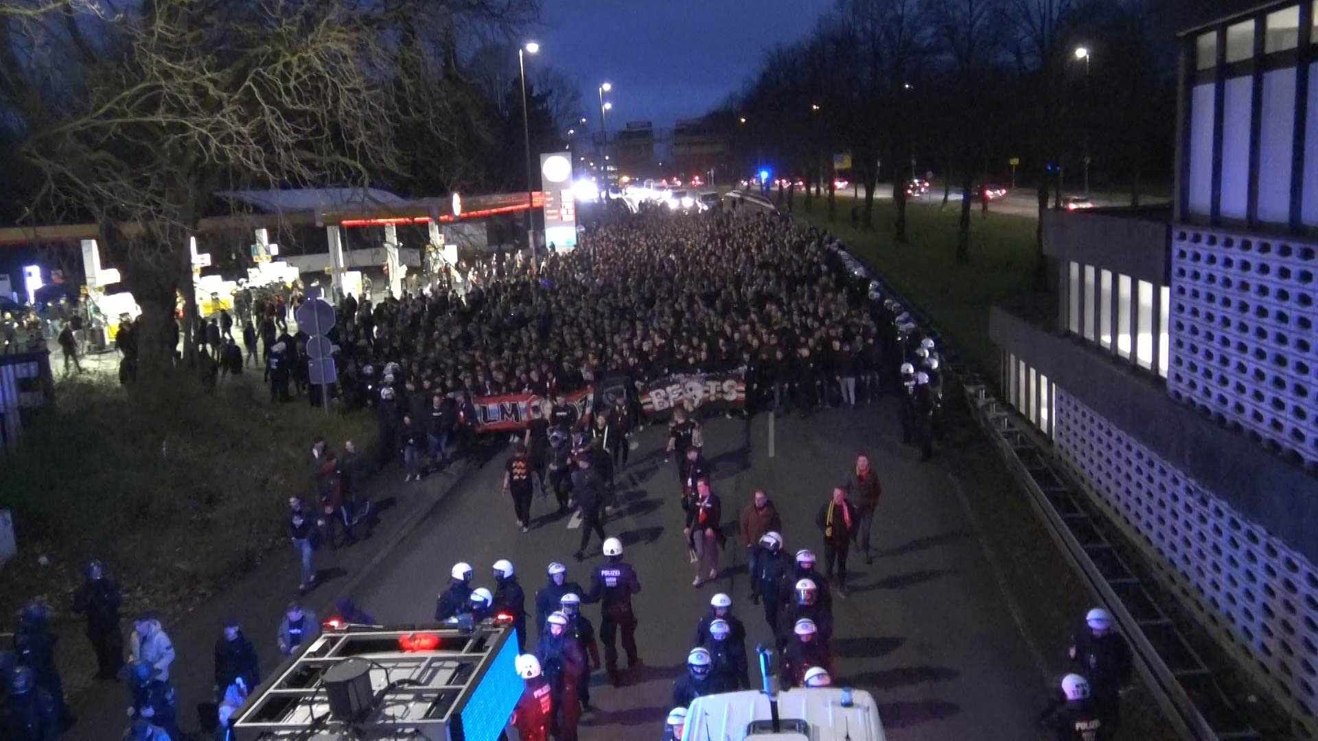 PSV-Fans im Signal Iduna Park: Die niederländischen Gäste zündeten Pyrotechnik.