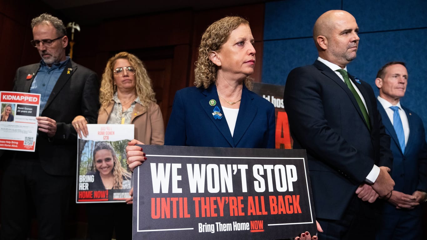Kampf für die Freilassung der Hamas-Geiseln: Die demokratische Kongressabgeordnete Debbie Wasserman Schultz mit Angehörigen (Archivbild).