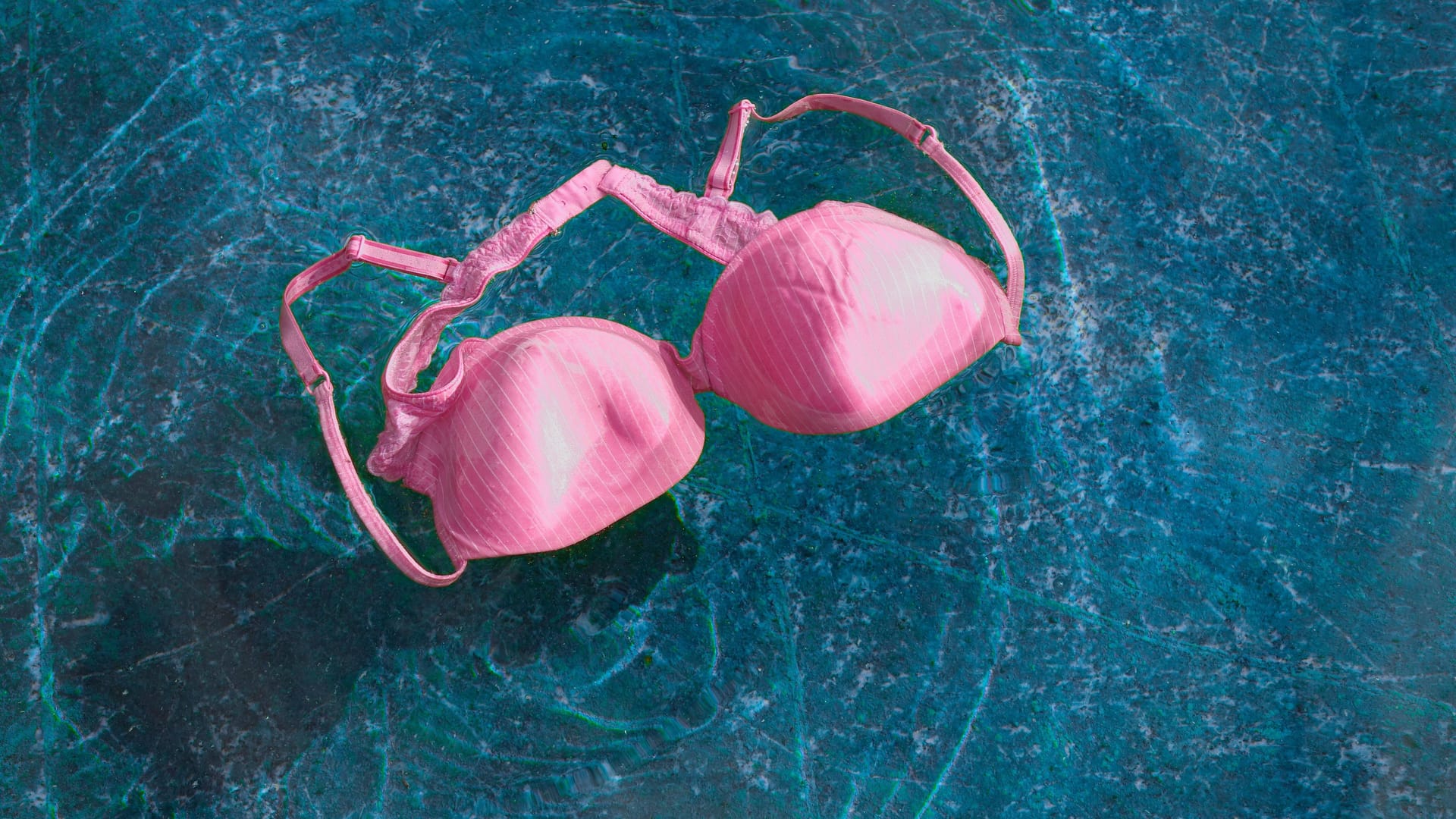 (Symbolfoto) Schon bald könnten Frauen oberkörperfrei in Frankfurter Schwimmbädern baden gehen. (Symbolfoto) Schon bald könnten Frauen oberkörperfrei in Frankfurter Schwimmbädern baden gehen.