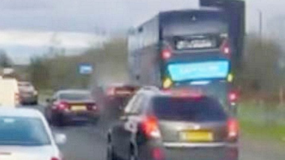 England: Doppeldecker-Bus rammt BMW von der Fahrbahn | Video