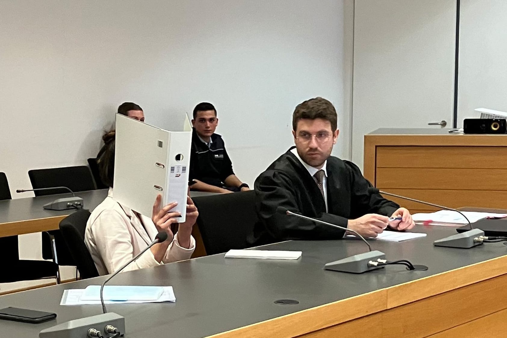 Eine angeklagte Prostituierte (l) sitzt wegen millionenschweren Betrugs im Gerichtssaal neben ihrem Anwalt.