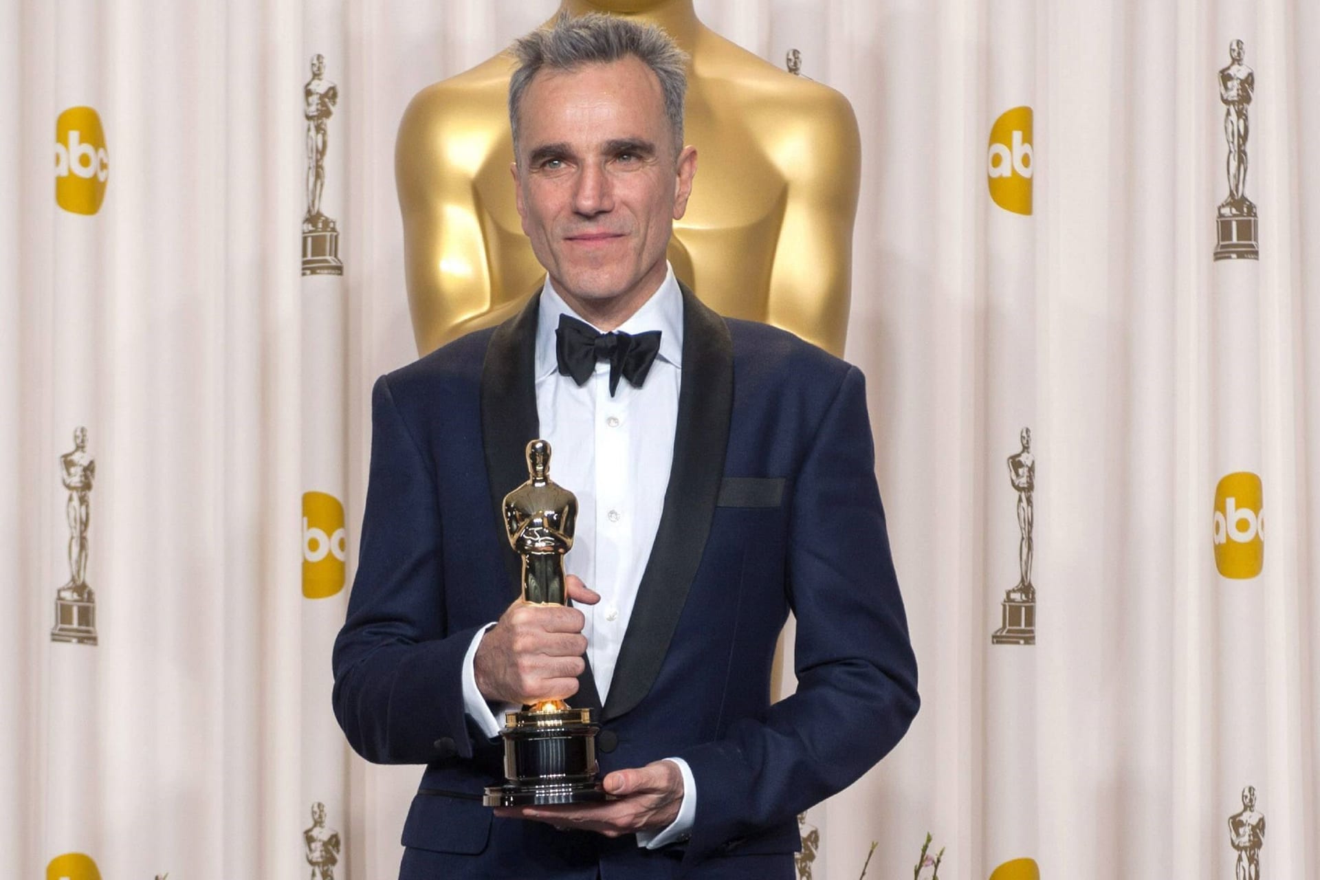 Daniel Day-Lewis: 2013 lief Jack Nicholson der britische Mime den Rang ab. Er hat zwar ebenfalls drei Oscars zu Hause stehen, jedoch alle in der Kategorie "Bester Hauptdarsteller": "Mein linker Fuß" (1990), "There will Be Blood" (2008) und "Lincoln" (2013).