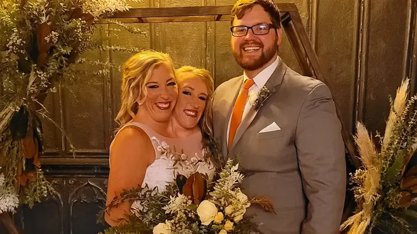 Abby Hensel und Josh Bowling haben geheiratet: Schwester Britanny ist immer dabei.