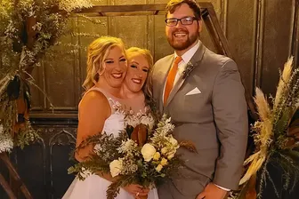 Abby Hensel und Josh Bowling haben geheiratet: Schwester Britanny ist immer dabei.