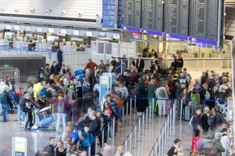 Am Samstag bildeten sich lange Schlangen am Frankfurter Flughafen: Mehr als 170.000 Passagiere werden dort heute abgefertigt.