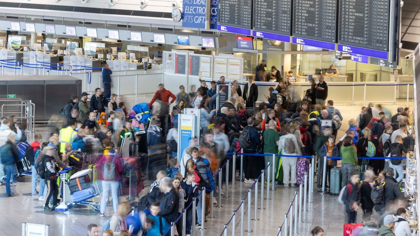 Am Samstag bildeten sich lange Schlangen am Frankfurter Flughafen: Mehr als 170.000 Passagiere werden dort heute abgefertigt.
