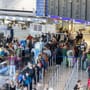 Frankfurt: Ferienstart in Hessen – Schlangen am Flughafen, Stau auf der A3