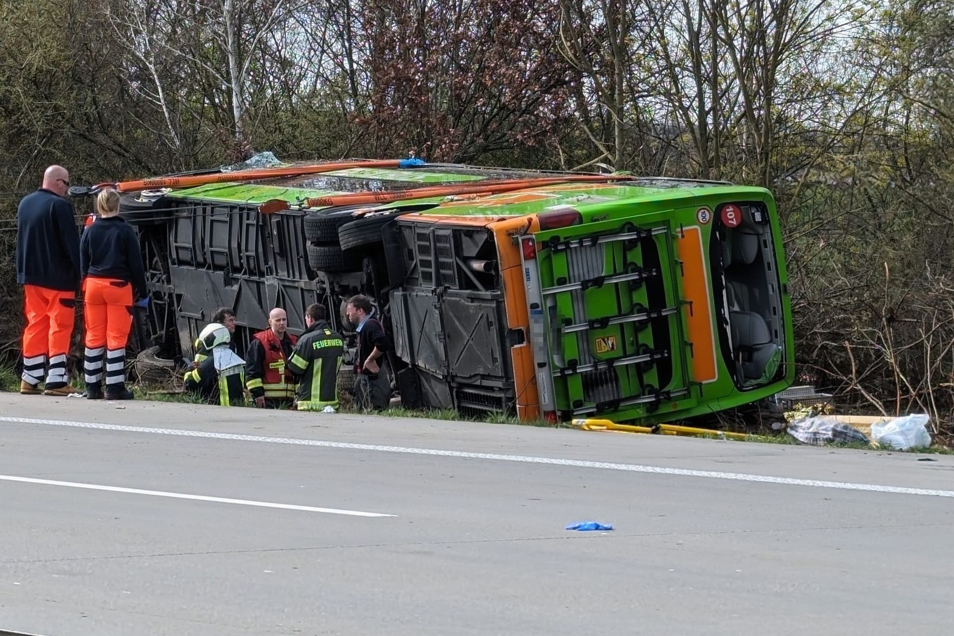 Flixbus nach Unfall: Auf der A9 hat sich ein schwerer Busunfall ereignet, bei dem mindesten fünf Menschen ihr Leben verloren haben.