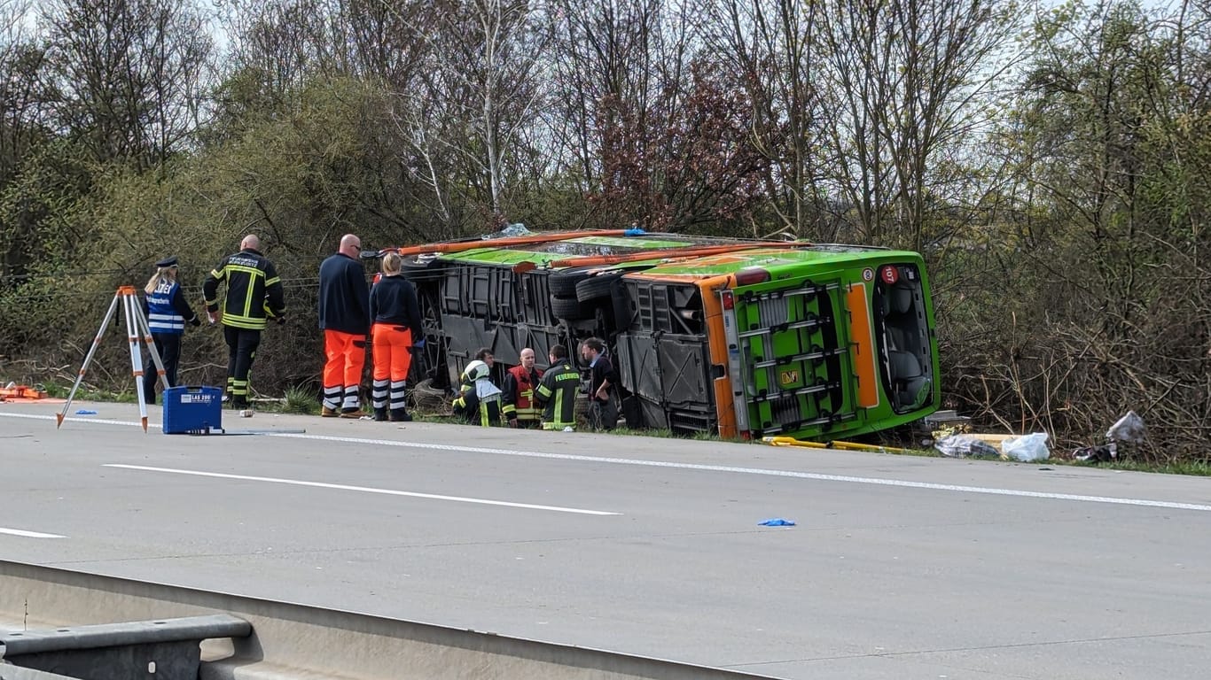 Flixbus nach Unfall: Auf der A9 hat sich ein schwerer Busunfall ereignet, bei dem mindesten fünf Menschen ihr Leben verloren haben.