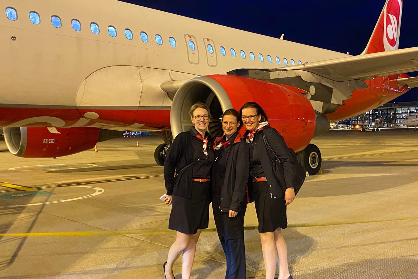 Evi, Bea und Anne stehen vor dem letzten noch existierenden Flugzeug mit Air-Berlin-Lackierung: Die ehemaligen Air-Berlin-Mitarbeiterinnen haben ihre Arbeit bei der Fluggesellschaft geliebt.
