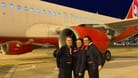 Evi, Bea und Anne stehen vor dem letzten noch existierenden Flugzeug mit Air-Berlin-Lackierung: Die ehemaligen Air-Berlin-Mitarbeiterinnen haben ihre Arbeit bei der Fluggesellschaft geliebt.