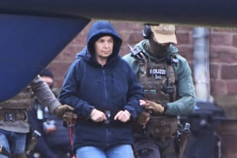 Die frühere RAF-Terroristin Daniela Klette wird in Karlsruhe zu einem Hubschrauber geführt: Sie sitzt seit ihrer Verhaftung in der JVA in Vechta.