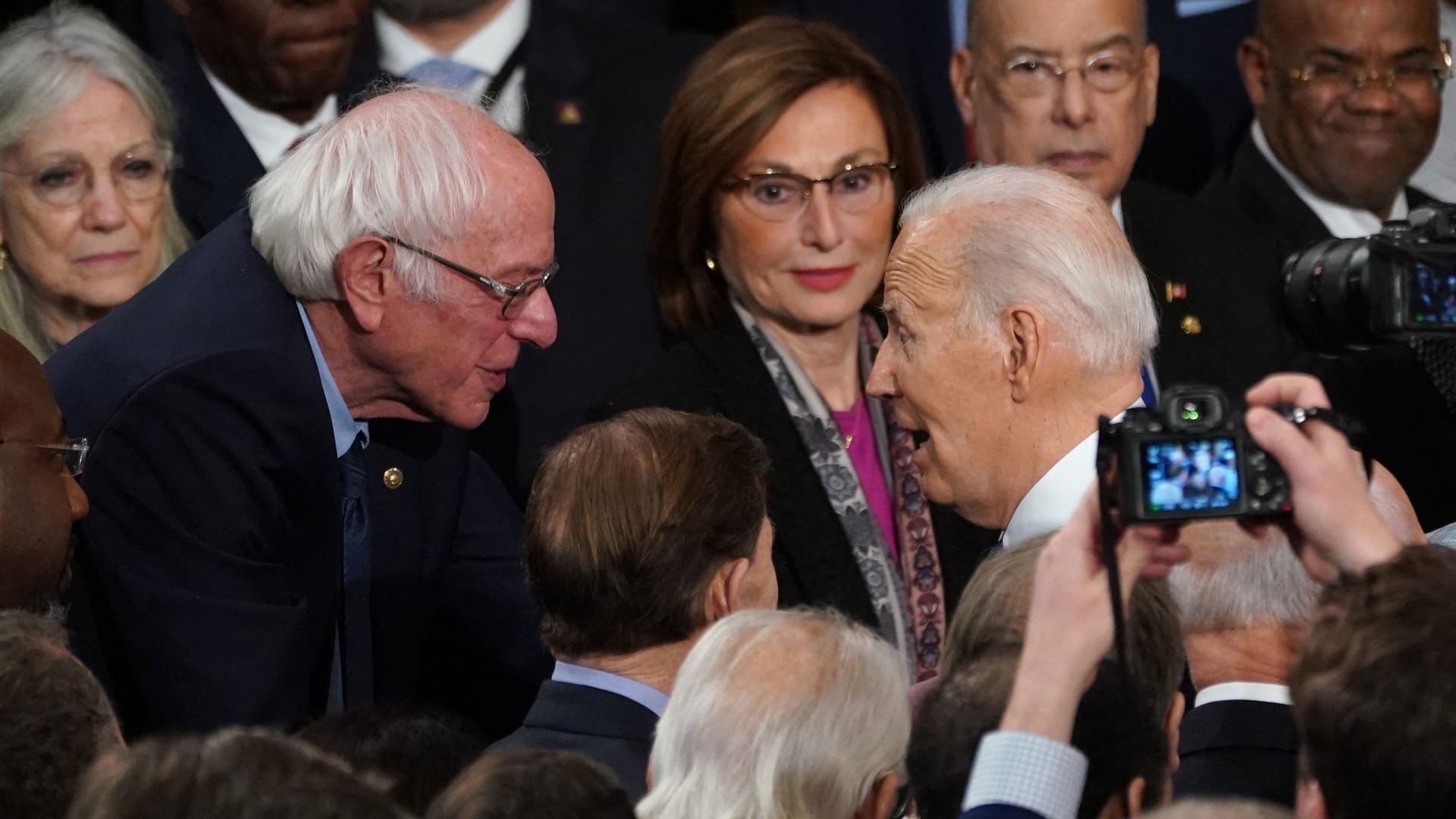 Nach der Rede geht Biden zu Senator Bernie Sanders (l.) und spricht mit ihm. Sanders gratuliert dem US-Präsidenten.