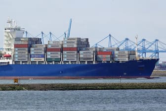 Das Containerschiff "Dali" im Hafen von Rotterdam: Das 300 Meter lang Schiff kollidierte mit der Brücke in Baltimore.