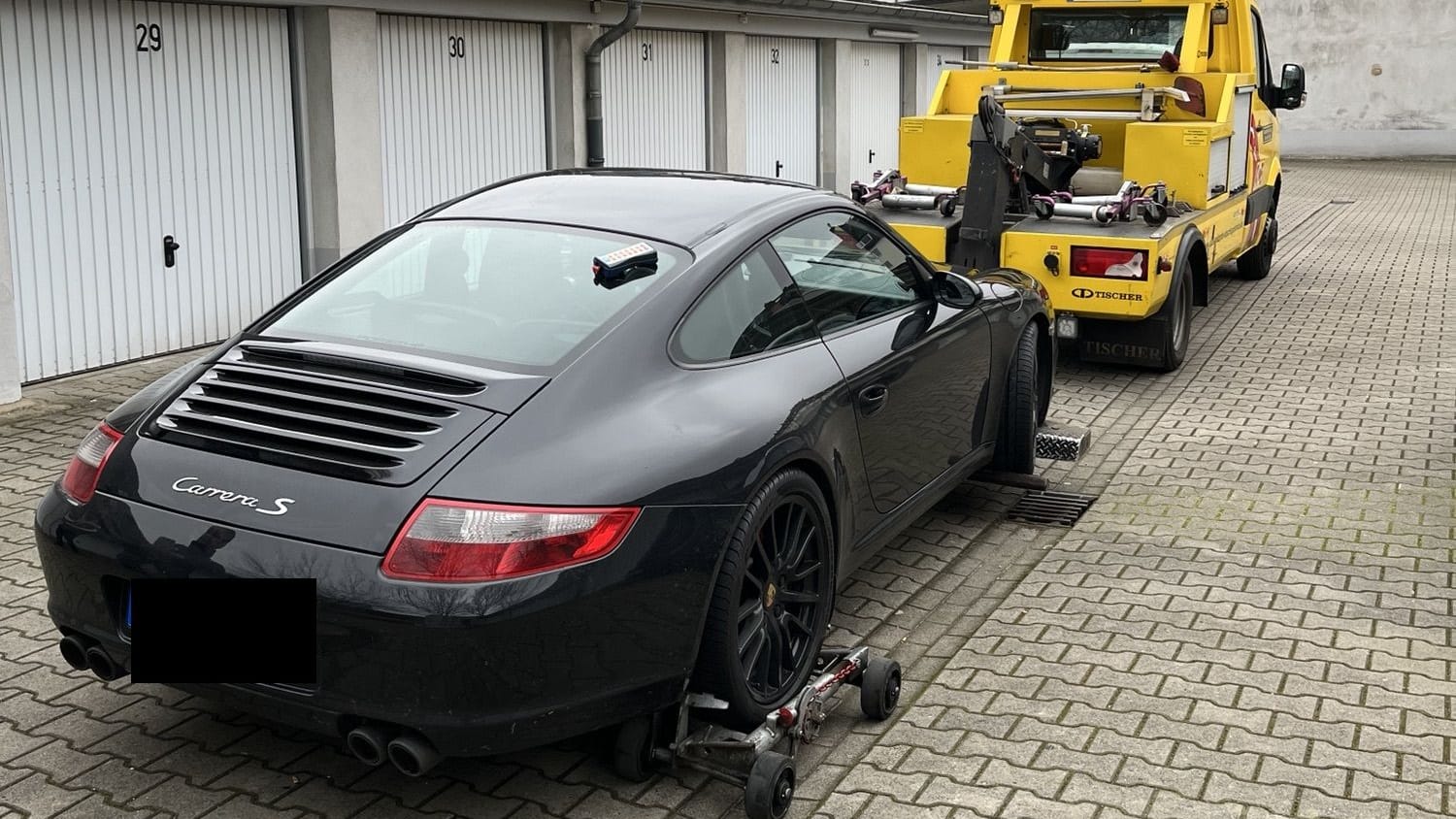 Der im Düsseldorfer Stadtteil Pempelfort entdeckte Porsche wurde sichergestellt. Der im Düsseldorfer Stadtteil Pempelfort entdeckte Porsche wurde sichergestellt.