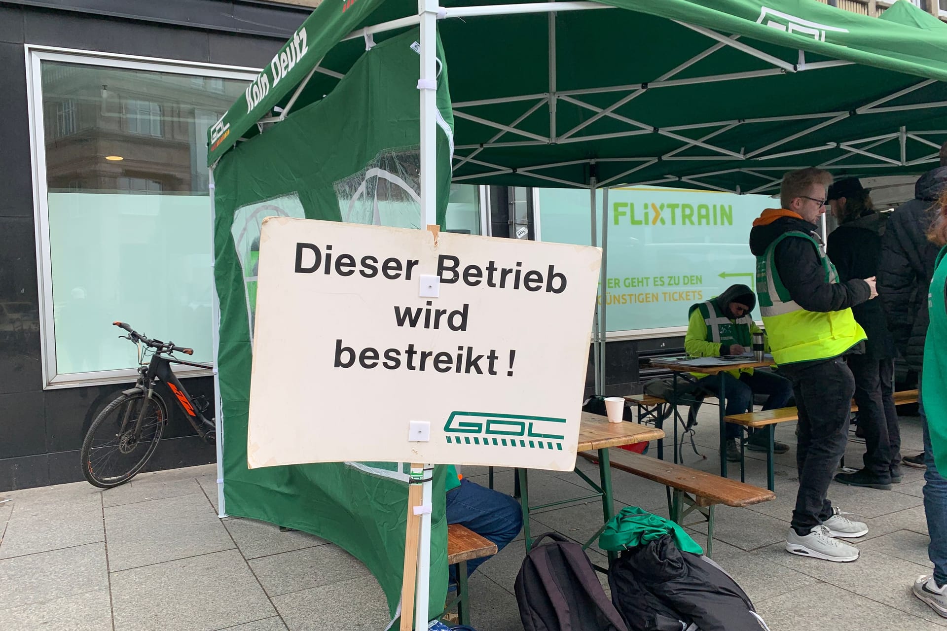 Streikposten der GDL in Köln: Am Kölner Hauptbahnhof kommen die Streikenden zusammen.