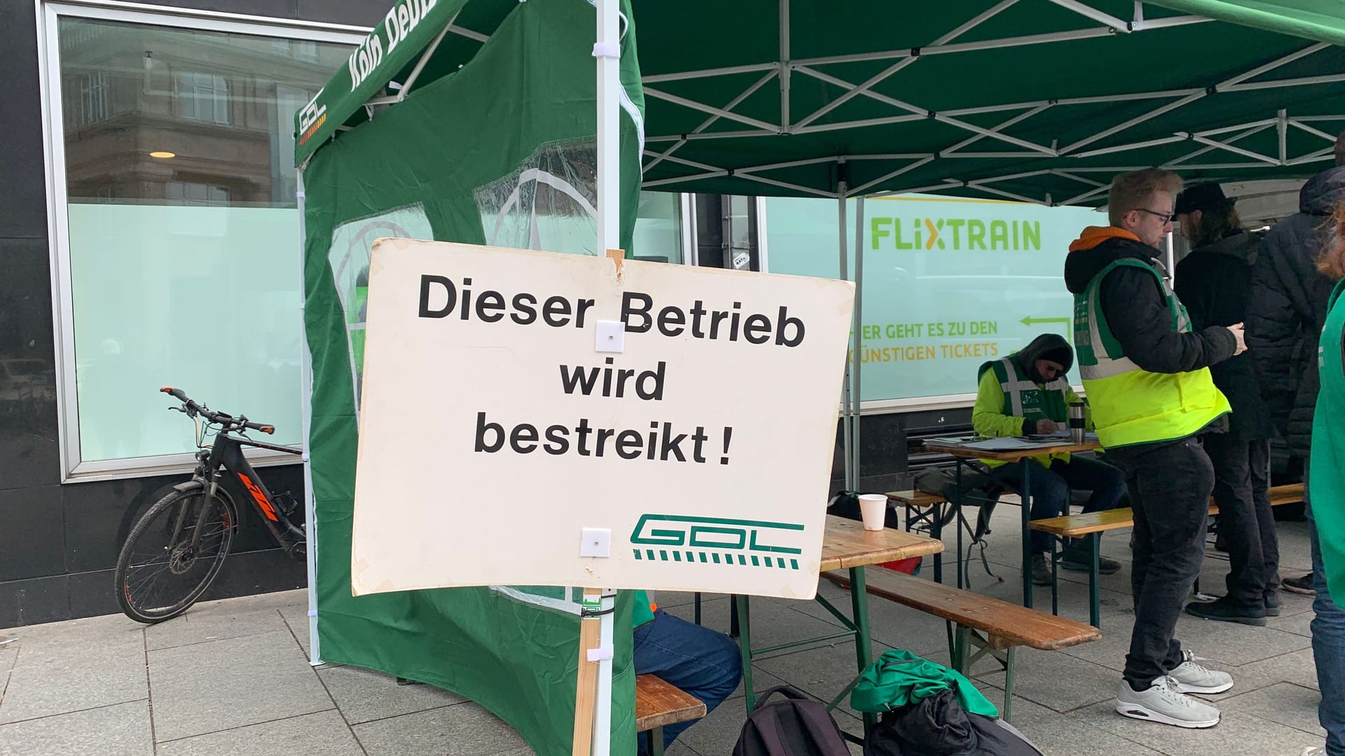 Streikposten der GDL in Köln: Am Kölner Hauptbahnhof kommen die Streikenden zusammen.