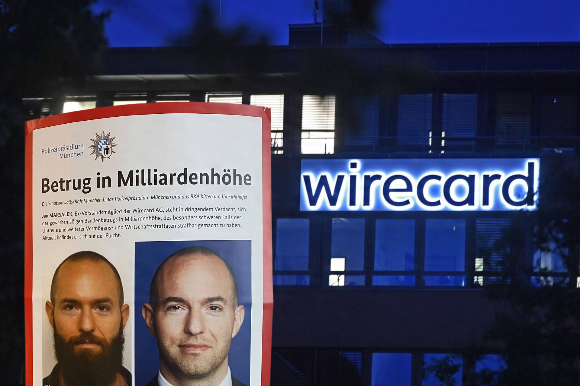 Akte mit Fahndungsfotos (Archivbild): Der ehemalige Wirecard-Chef ist seit 2020 auf der Flucht.