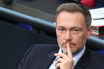 Christian Lindner (FDP), Bundesfinanzminister, sitzt auf der Regierungsbank im Bundestag. Bei einer neuen Umfrage kommt seine Partei knapp über die Fünf-Prozent-Hürde.