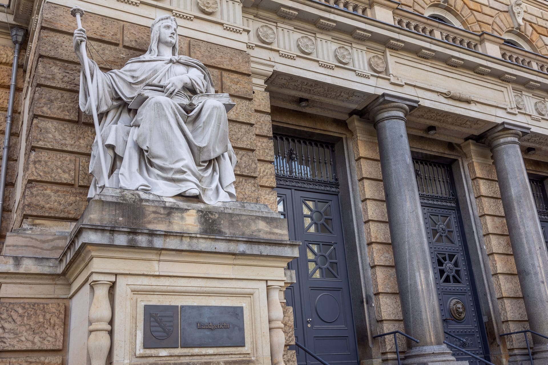 Eingang am Landgericht in Dresden (Symbolfoto): Dort ist am Dienstag ein Vergewaltigungsprozess mit einer Bewährungsstrafe geendet.