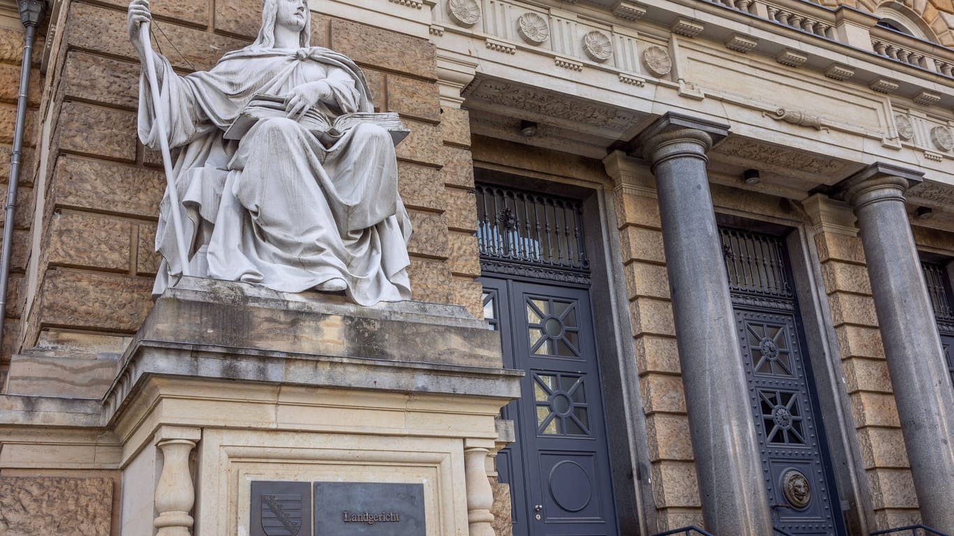 Eingang am Landgericht in Dresden (Symbolfoto): Dort ist am Dienstag ein Vergewaltigungsprozess mit einer Bewährungsstrafe geendet.