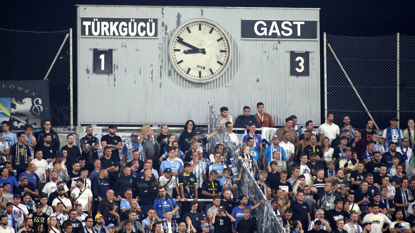Die Anzeigetafel bei einem Heimspiel von Türkgücü gegen 1860 München im Grünwalder Stadion (Archivbild): Der Klub muss sich nun eine neue Heimspielstätte suchen.