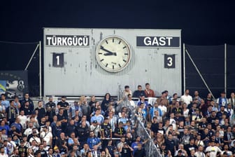 Die Anzeigetafel bei einem Heimspiel von Türkgücü gegen 1860 München im Grünwalder Stadion (Archivbild): Der Klub muss sich nun eine neue Heimspielstätte suchen.