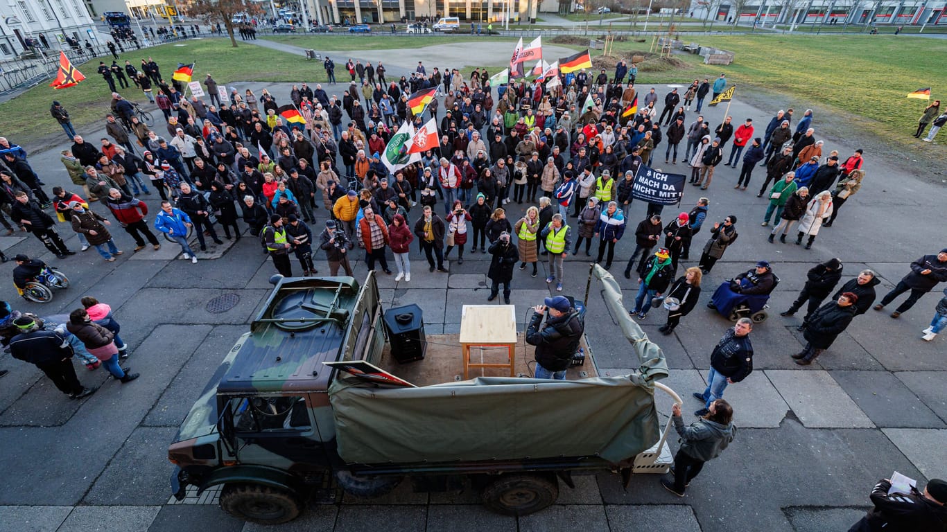 Neonazi Christian Klar spricht auf einer Demo in Gera von einem Militärfahrzeug: Rechtsextreme Veranstaltungen unterliegen in Gera nahezu keinen Auflagen.