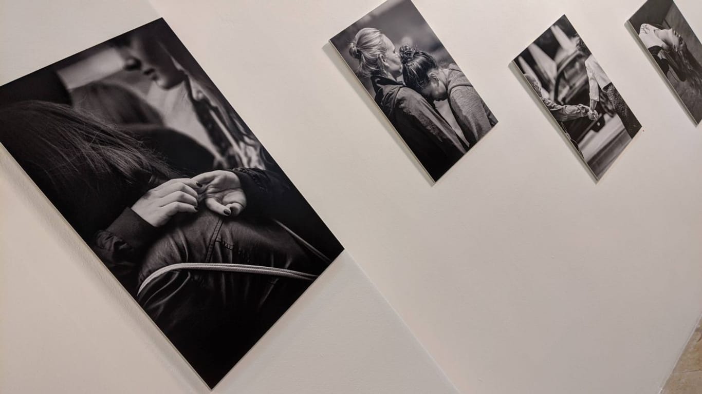 Ende 2020 wurden Bilder des kubanischen Straßenfotografen Luis Sarabia ausgestellt: Die Galerie ist für vielseitige Ausstellungen bekannt.