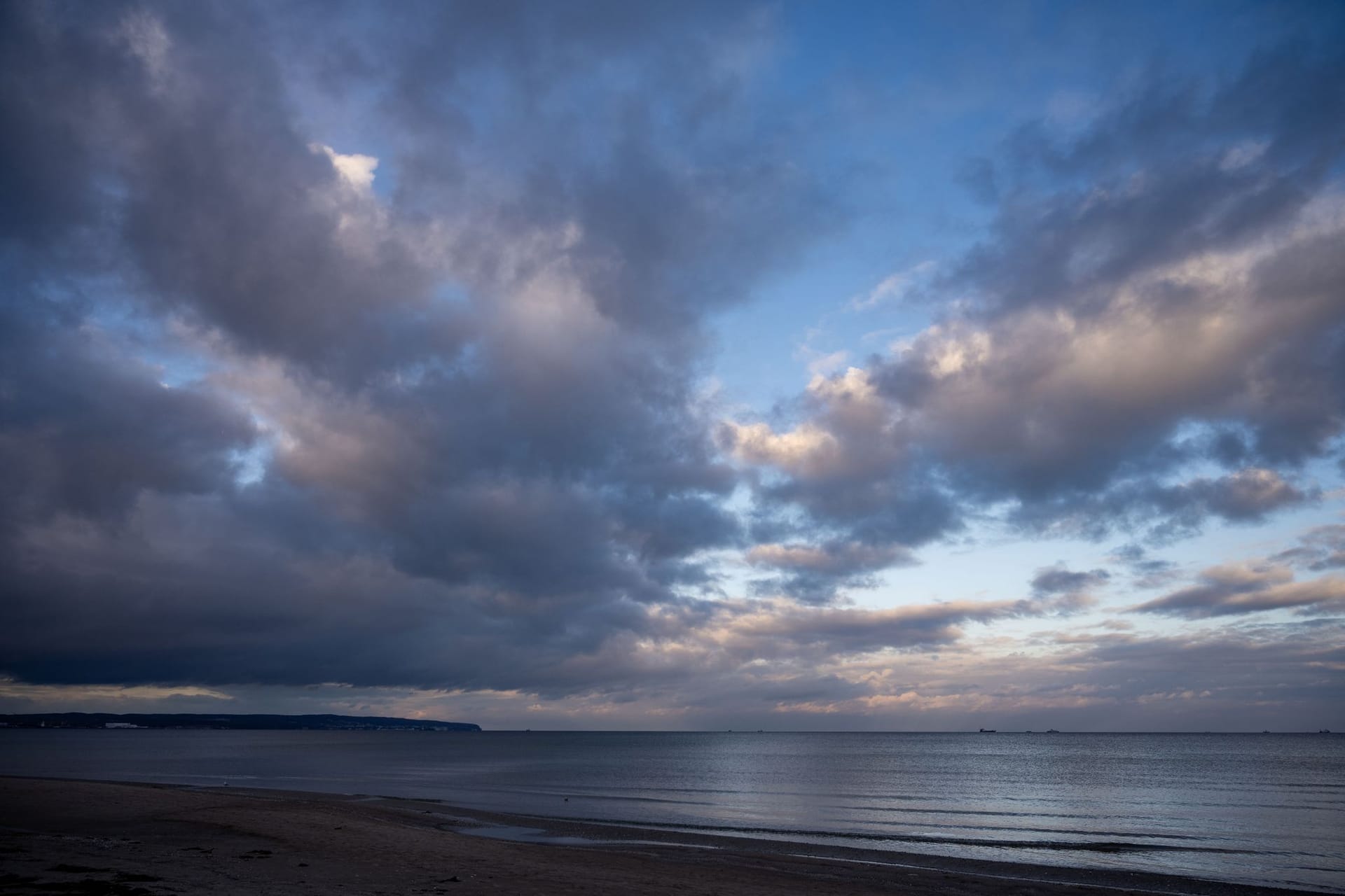 Dunkle Wolken über der Ostsee